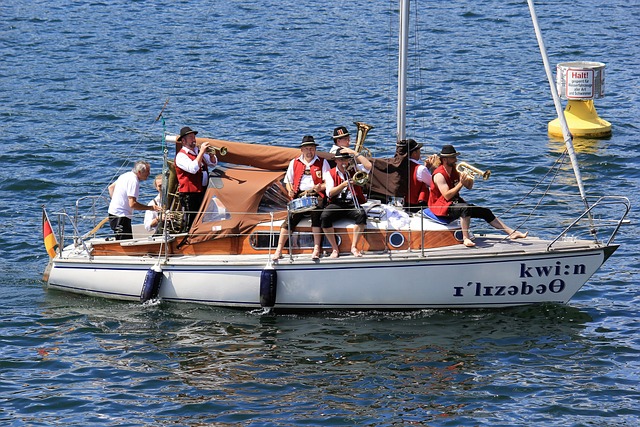 烈竞争的背 烈竞争的背